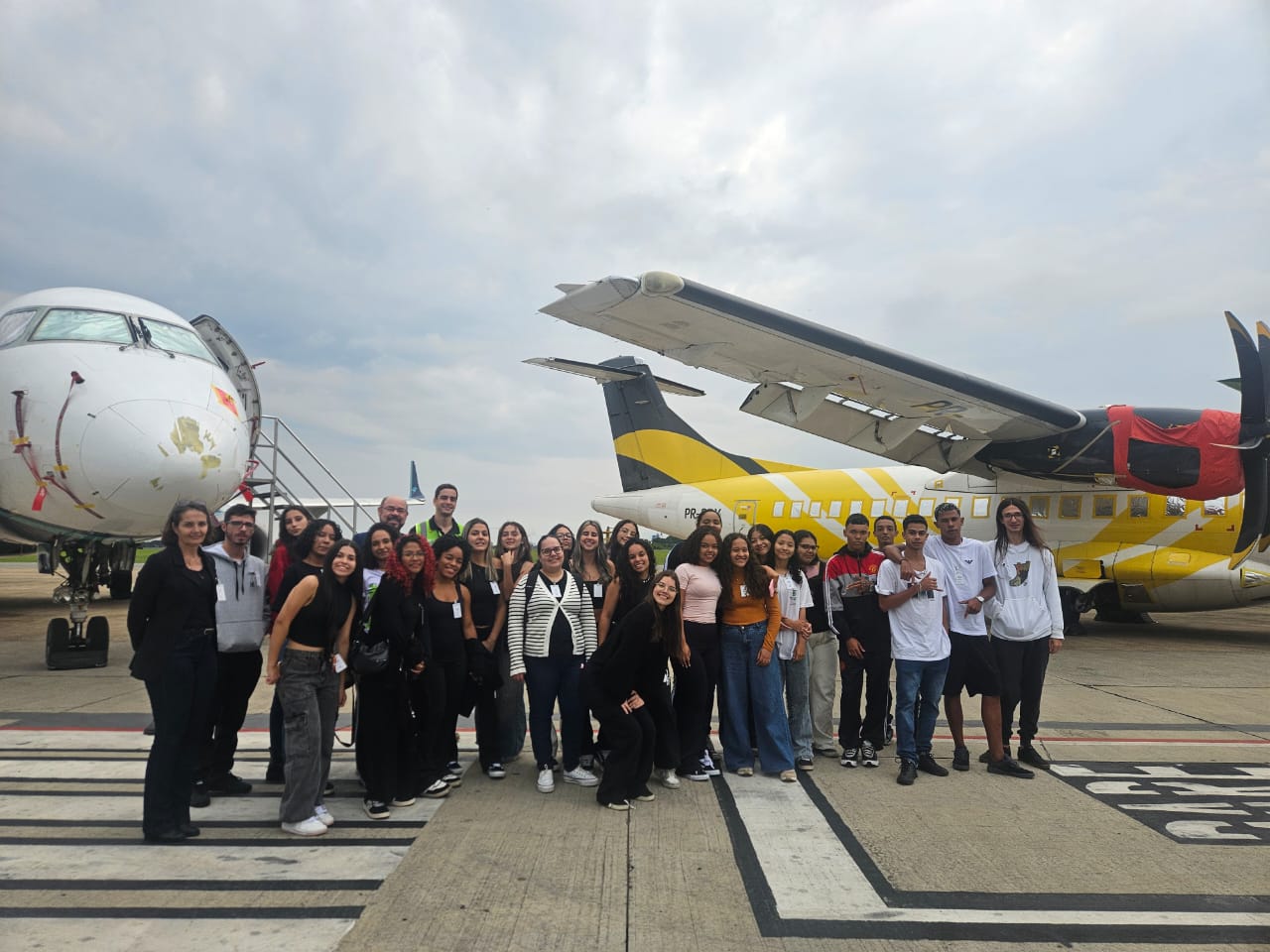 Imagem 3: alunos e professores em visita ao aeroporto de São José dos Campos