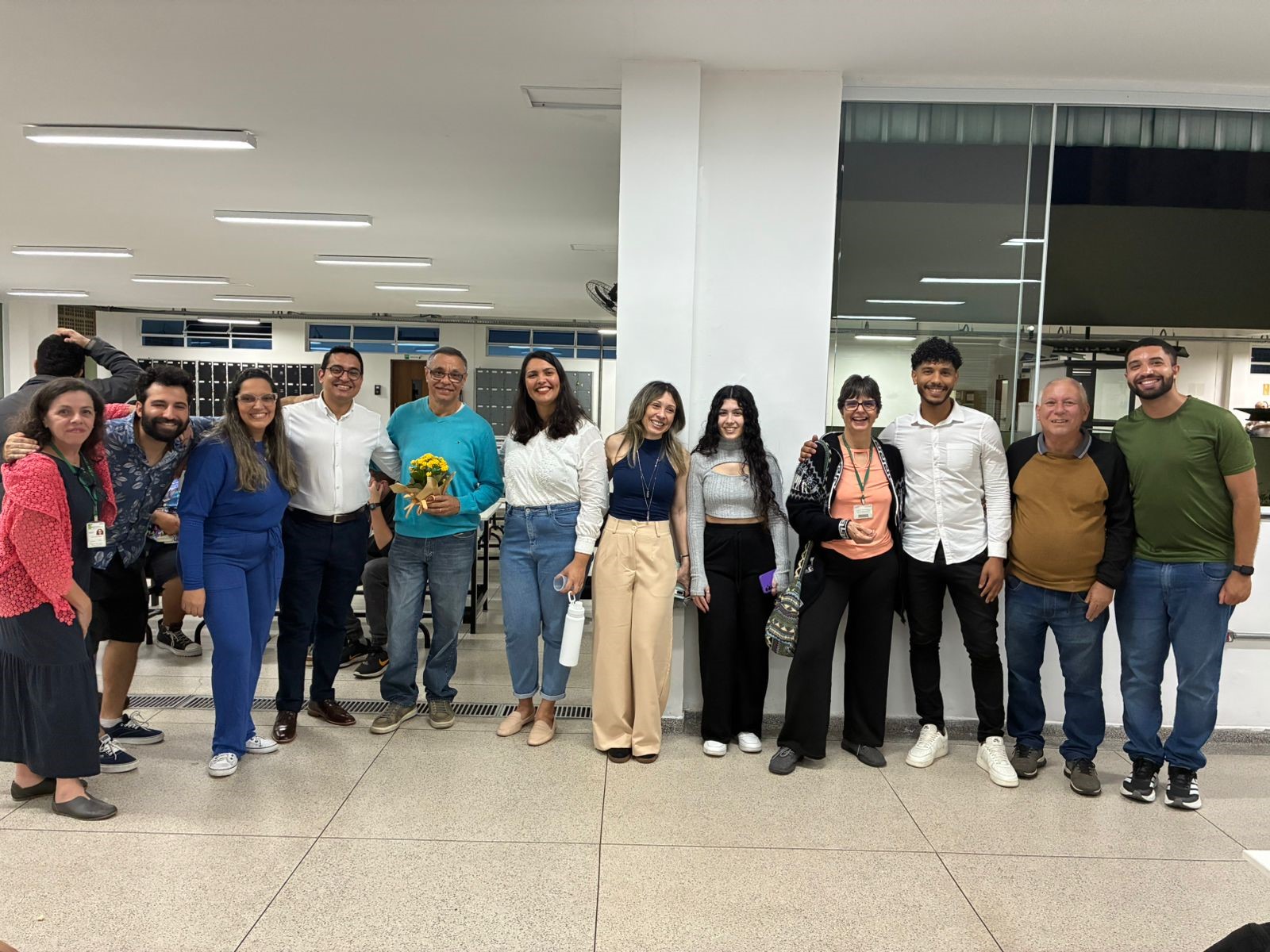 Imagem 1 - Professores Marta, Luis Américo e Cristina com egressos das primeiras turmas da Licenciatura em Matemática