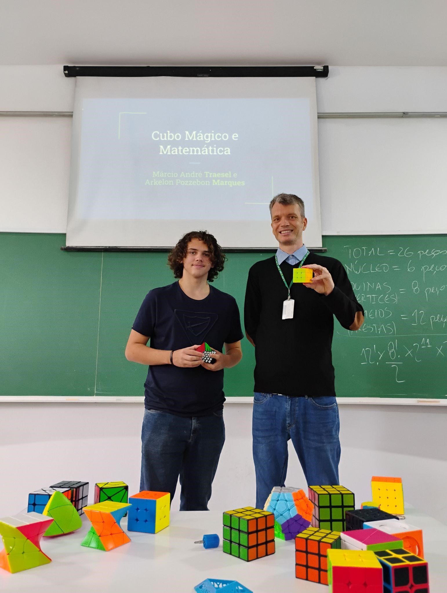 Imagem 2 - Márcio e Arkelon com a coleção de cubos mágicos