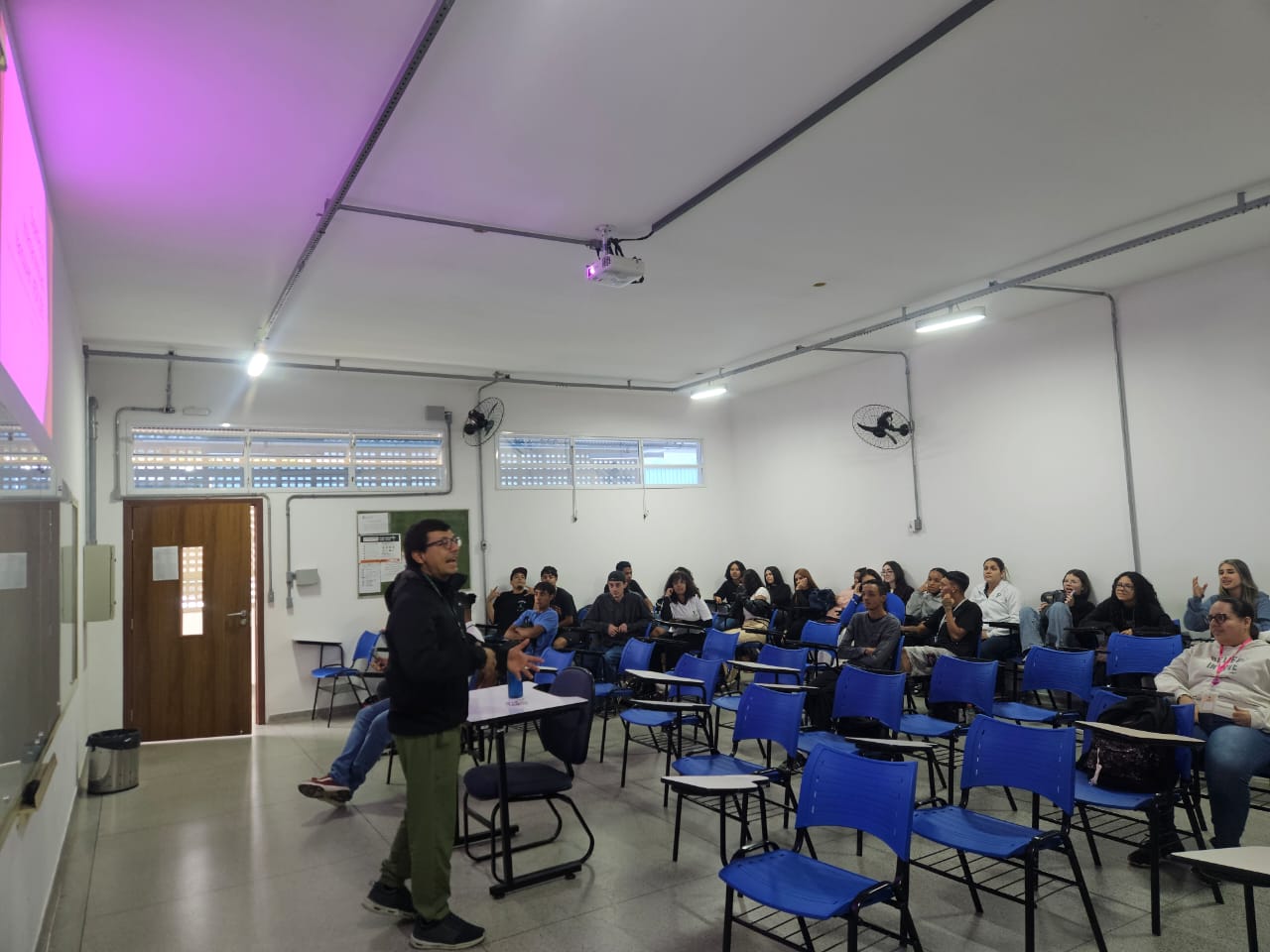 Imagem 2: participantes atentos às dicas e orientações