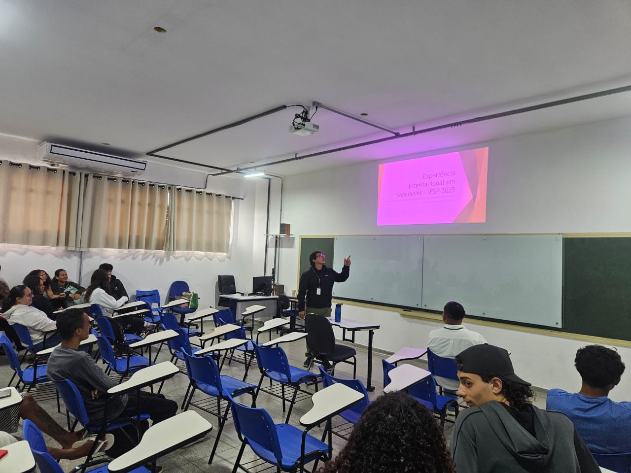 Imagem 1: Prof.º Bruno Mazzola compartilha sua experiência em imersão linguística internacional