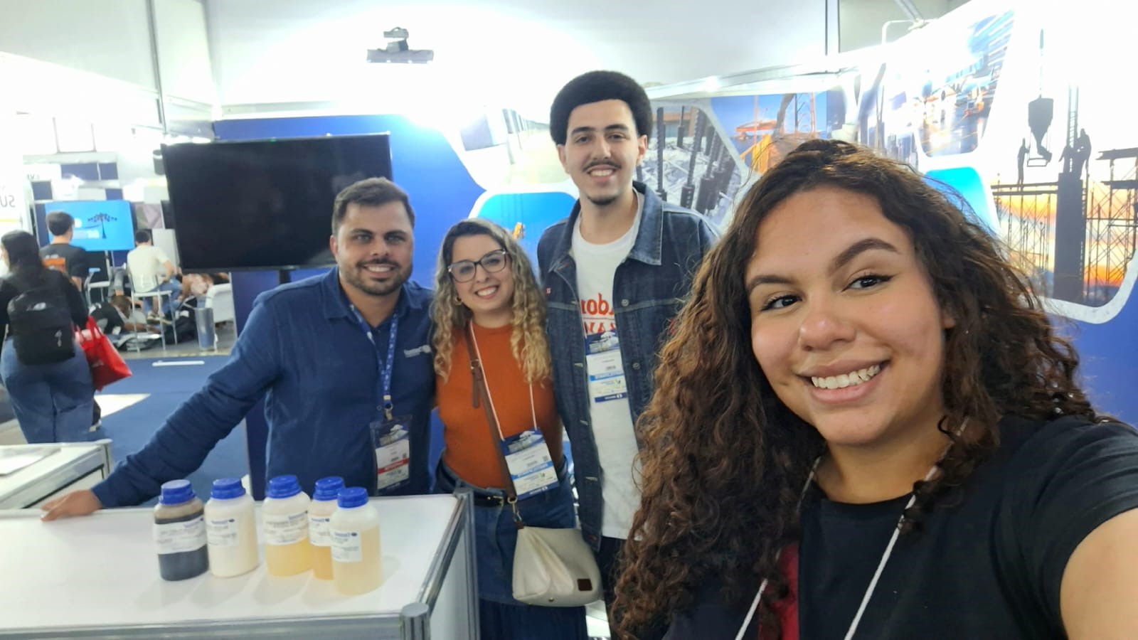 Imagem 3: Representante da empresa Tecnosil, Alícia, André e Maria Eduarda