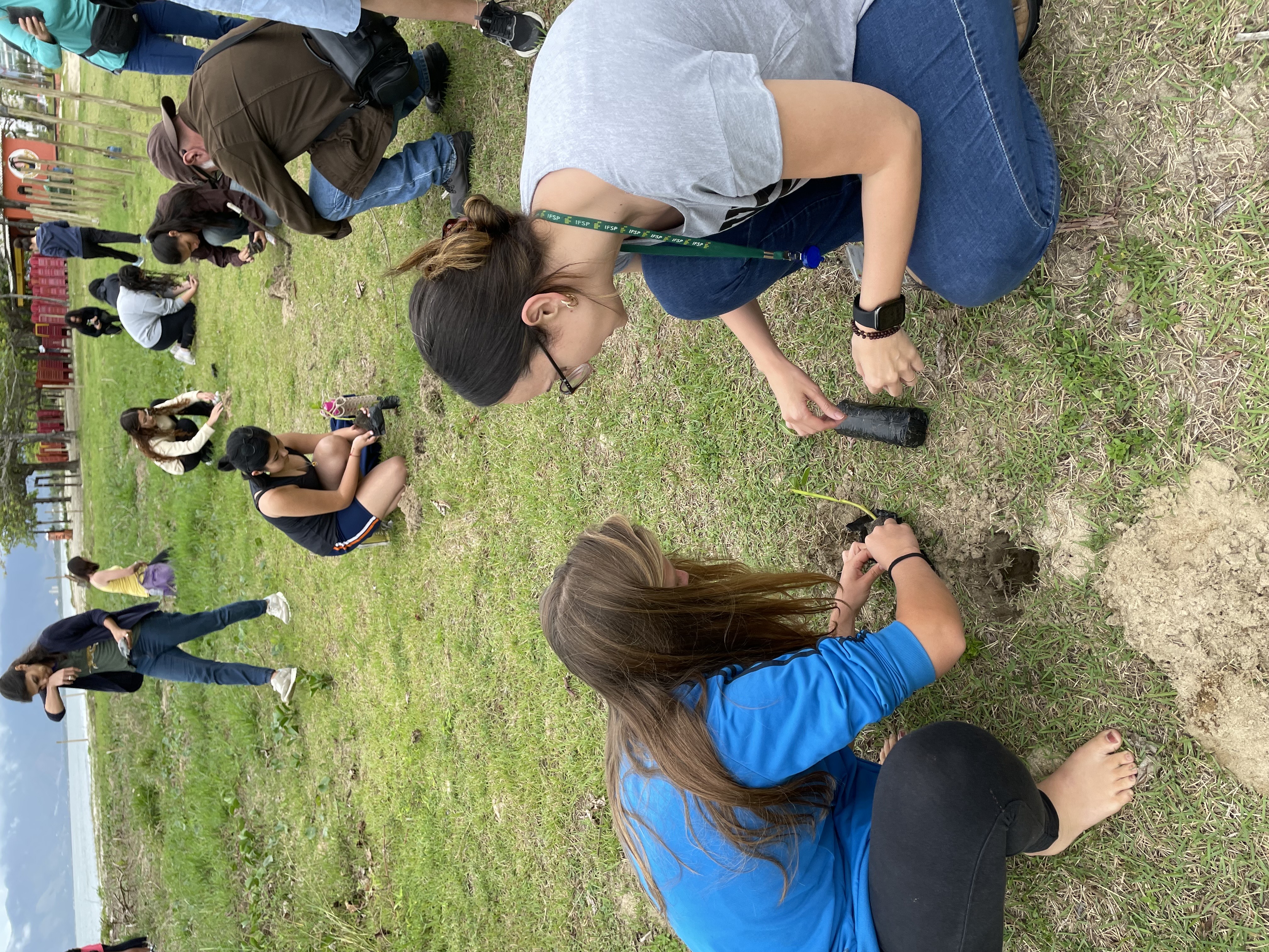 Imagem 1: alunos e professores participam do plantio de Jundu