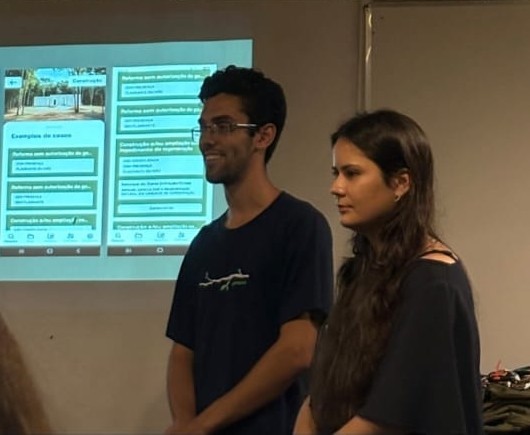 Imagem 2: Emanuel Cardoso e Renata Briet apresentam o app no auditório do PESM – Caraguatatuba (02/12)