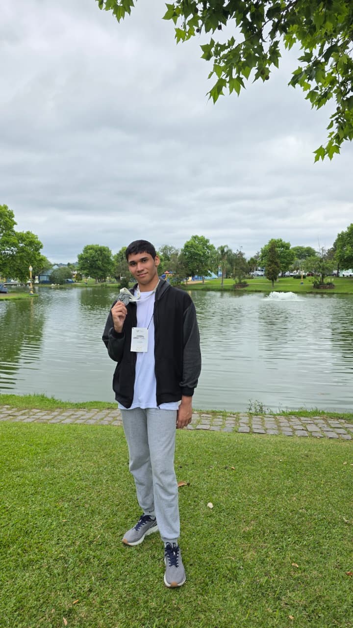 Imagem1: Lucas Gabriel Limongi Ferreira dos Santos com a medalha de prata conquistada
