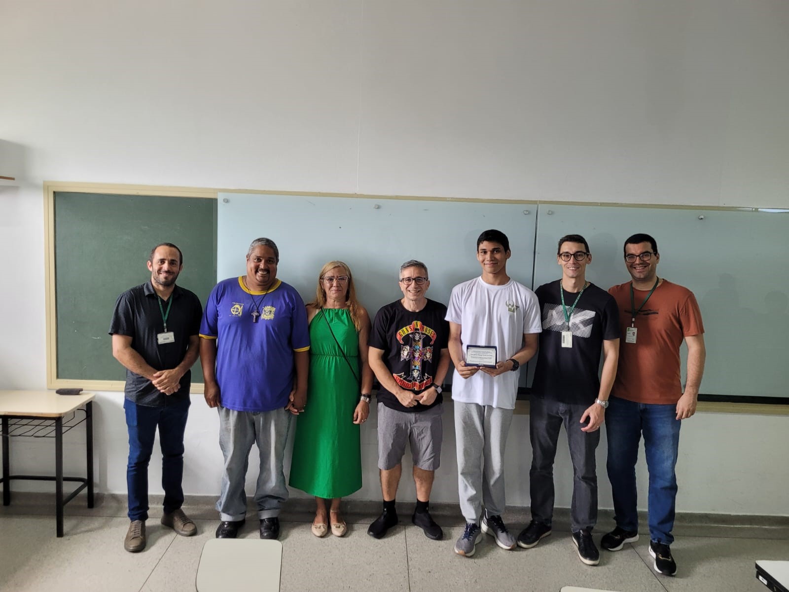 Imagem 3: Pais, docentes e diretores do Campus em homenagem pela conquista
