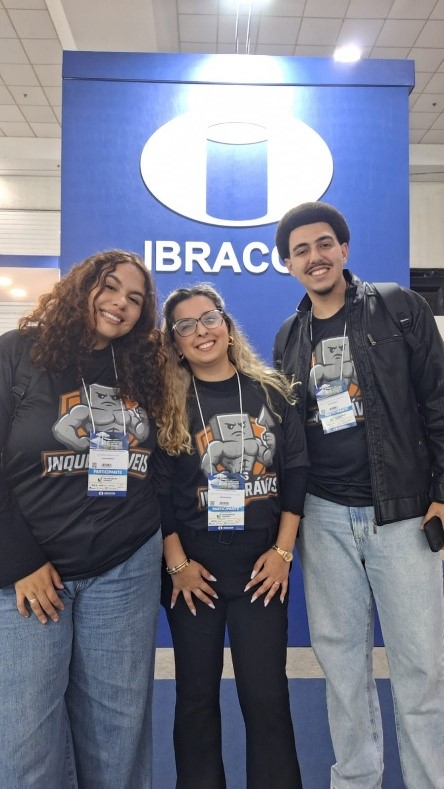 Imagem 2: Maria Eduarda, Alícia e André representando Os Inquebráveis no IBRACON.