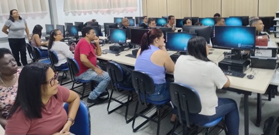Imagem 1: Professores da Rede Municipal, no laboratório de informática do IFSP Caraguatatuba