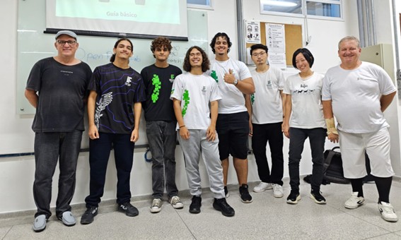 Imagem 2: Da esquerda para direita: Prof. Nelson, alunos: Matheus, Ygor, Rafael, Kauan, Lucas, Maíra, Sandro