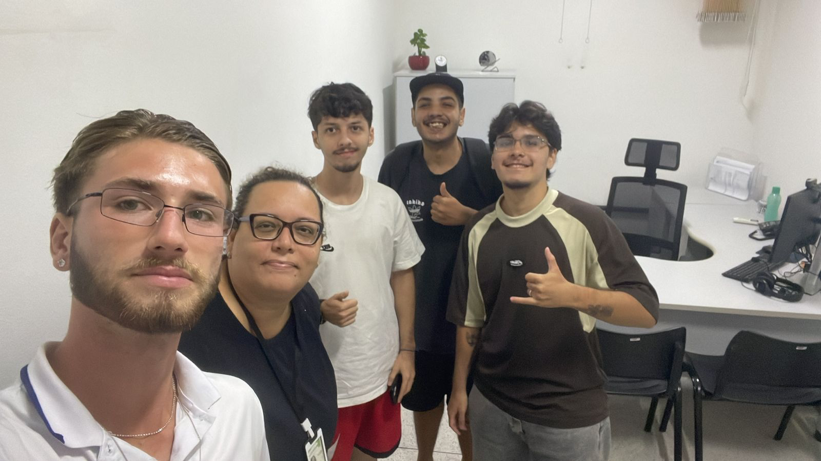 Imagem 1: da esquerda para direita: Matheus, Mariana, Tiago, Lucas e Vitor