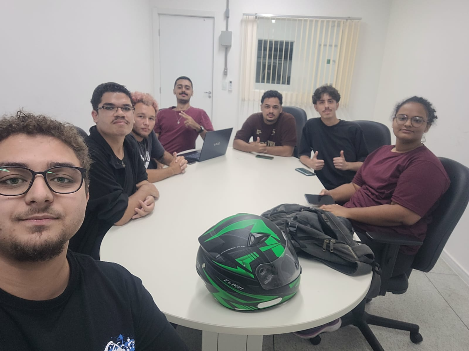 Imagem 3: da esquerda para direita: Hyan, Emerson, Mauricio, Robert, Murillo, Luan, Eduarda