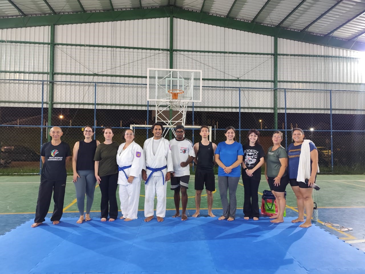 Imagem 1: professor Luiz Oran e alunos da turma 2