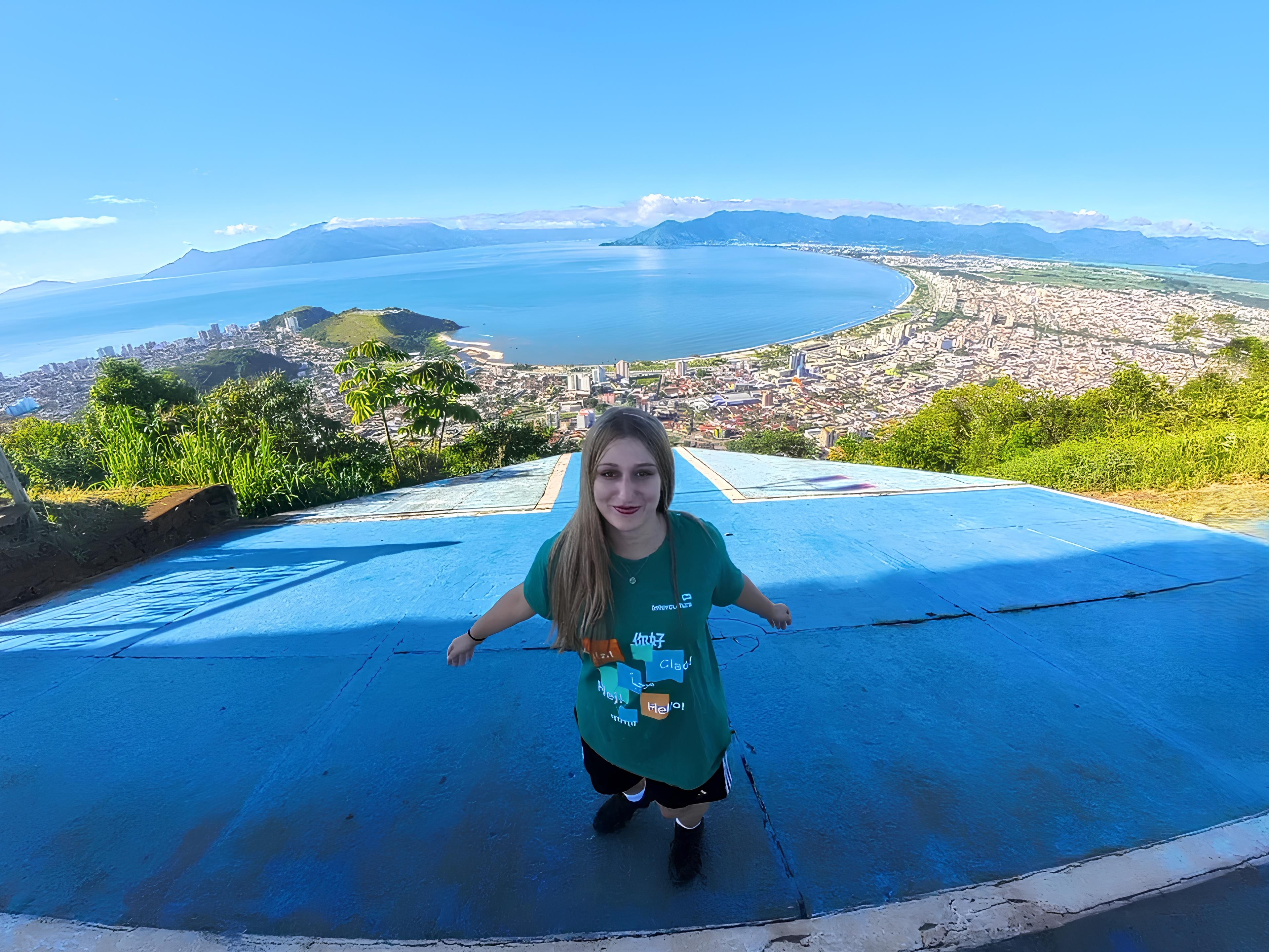 Imagem 1: Carolina Barbieri em visita ao Morro Santo Antônio em Caraguatatuba