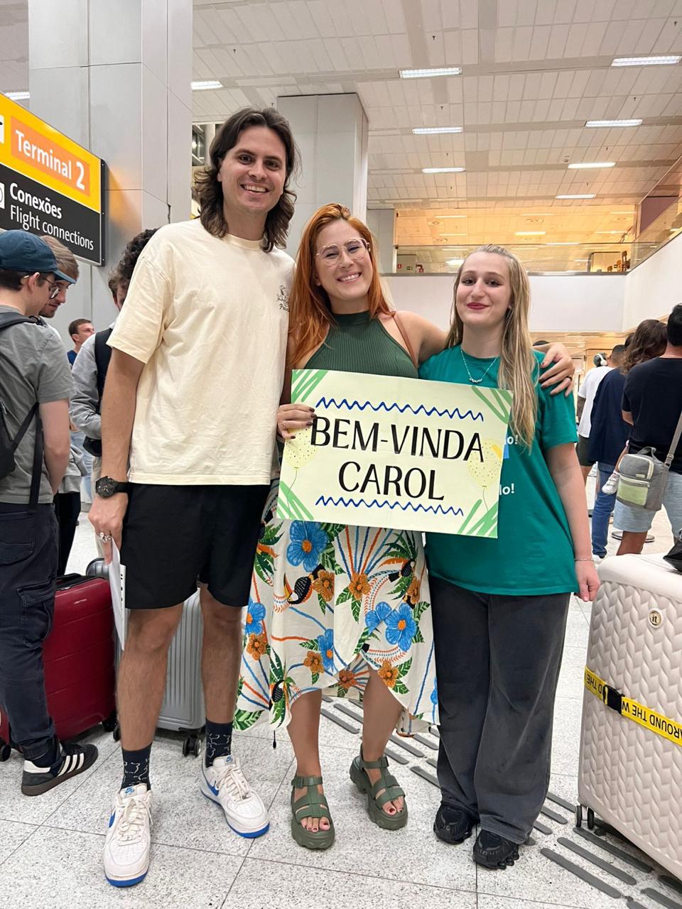 Imagem 2: Chegada e recepção de Carolina Barbieri no aeroporto