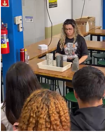 Imagem 4: Alícia de Andrade apresentando a diferença de drenagem em diferentes tipos de concreto