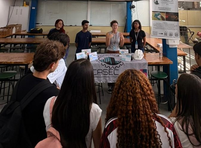 Imagem 5: Manuela apresentando o CASEC aos alunos