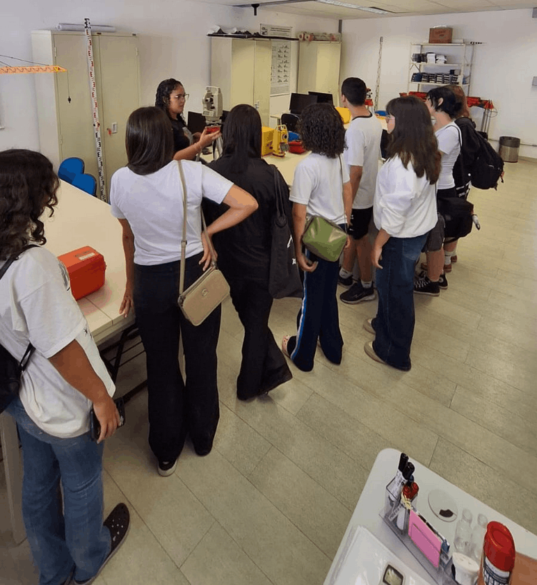 Imagem 6: Emilly apresentando os equipamentos de Topografia