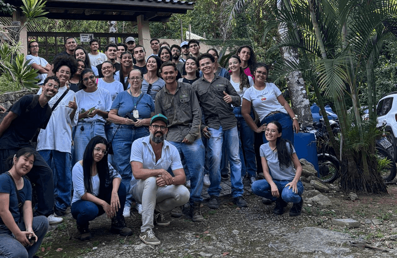 Foto 2: Aluno egresso, estagiário, professores e alunos que acompanharam a visita técnica.