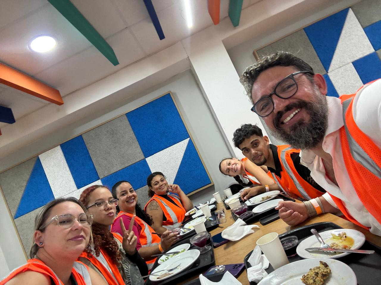 Imagem 3: Alunos e professor no refeitório