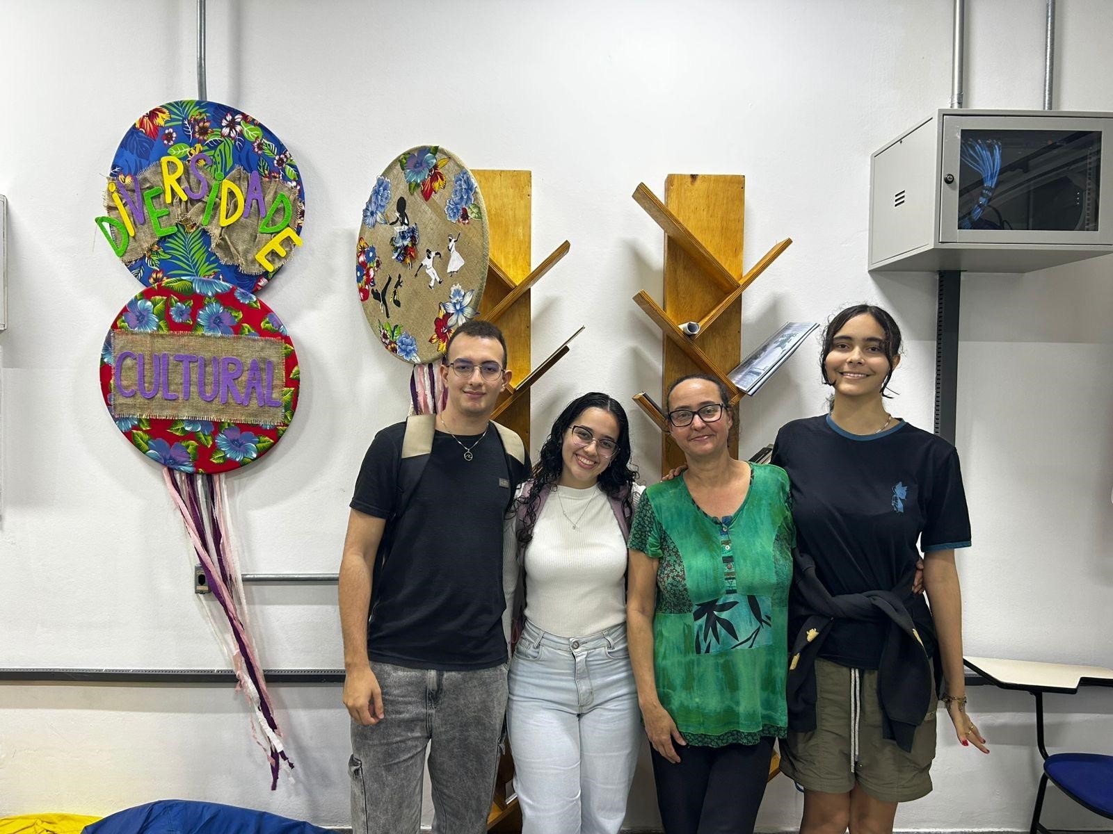 Imagem 1: 1º encontro da Oficina de Escrita do Celin, com participantes e a jornalista Mônica Aparecida de Souza, incentivando a criatividade e a expressão por meio da escrita.