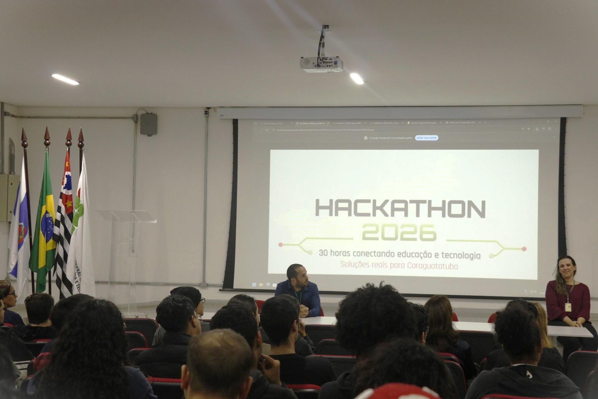 Imagem 1: Estudantes acompanham o lançamento oficial do Hackathon 2026