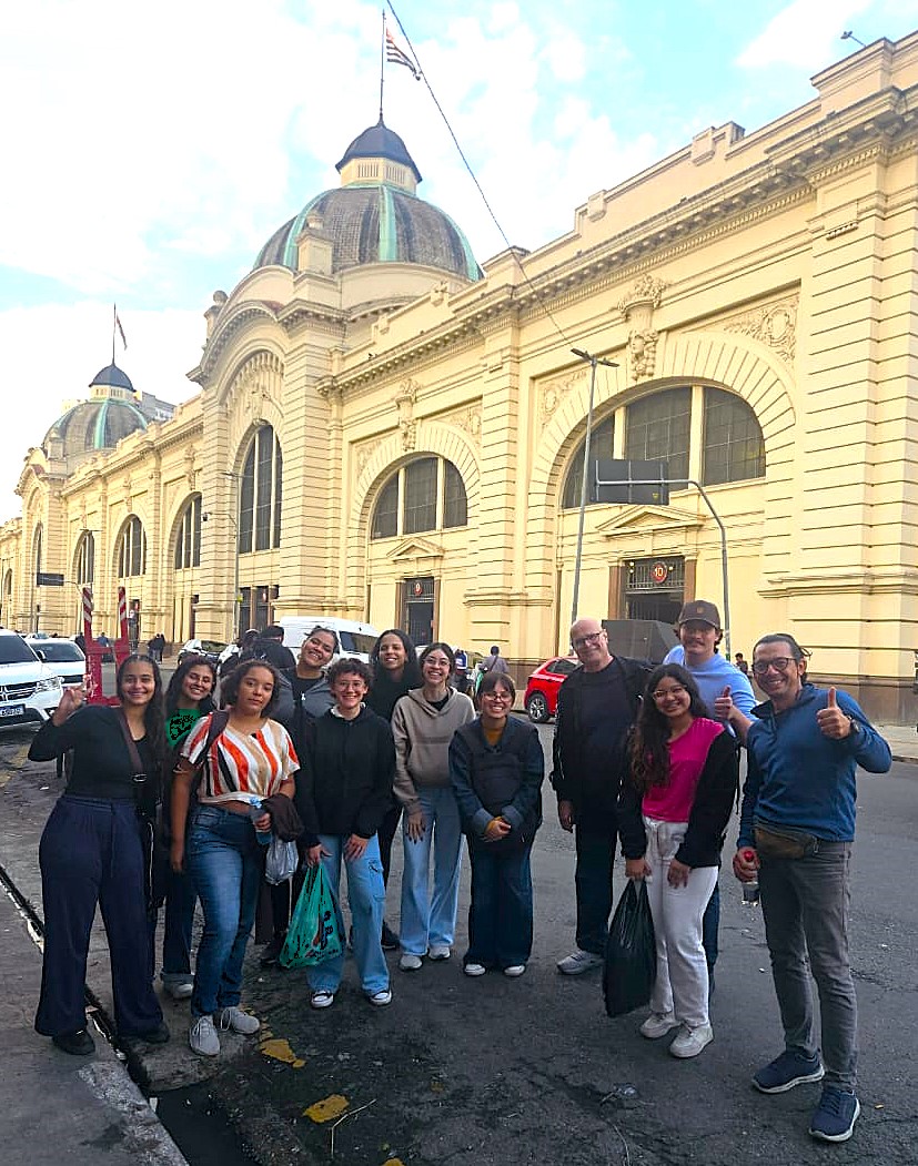 Imagem 3: estudantes e professores durante visita técnica