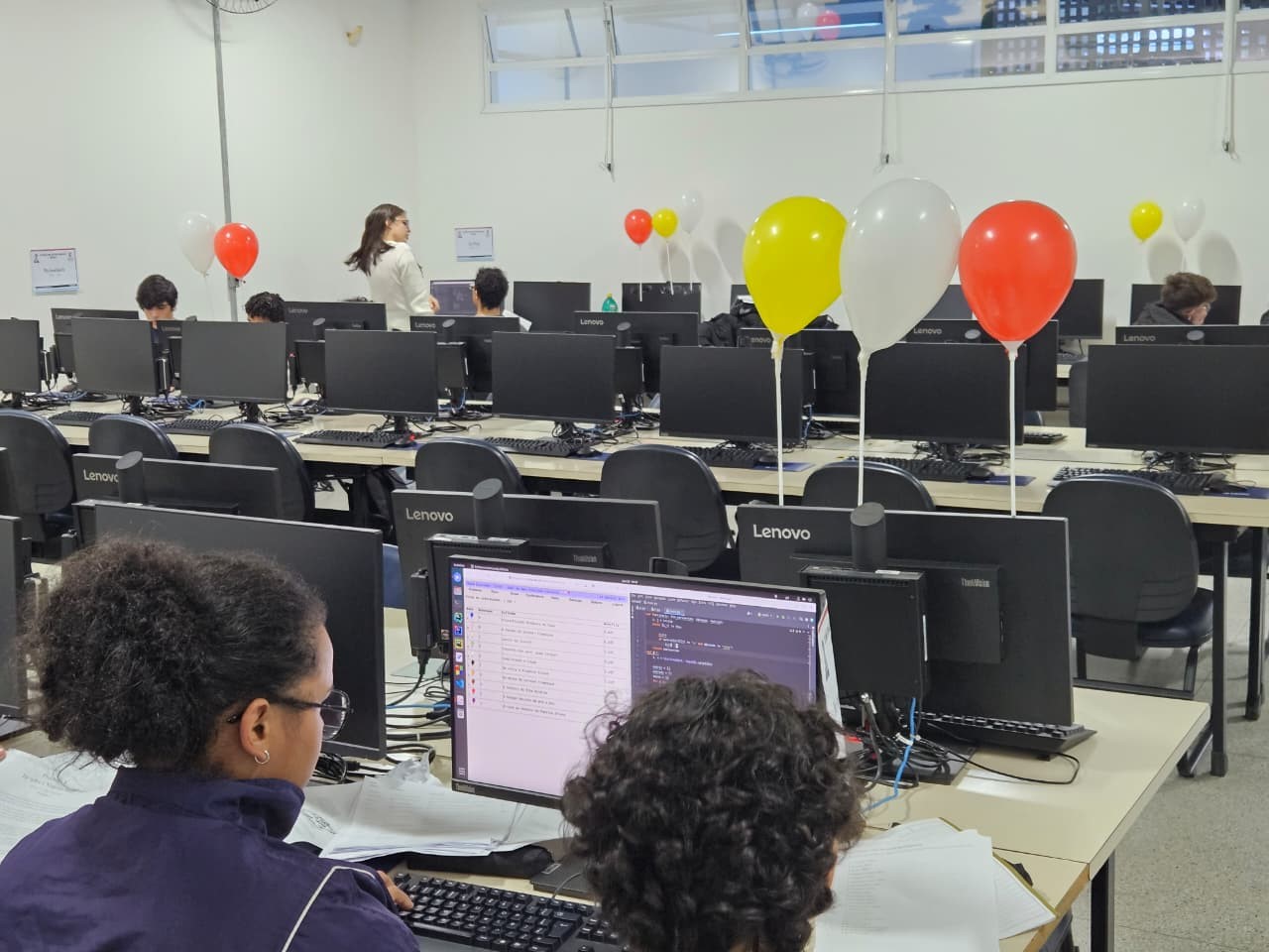 Imagem 2: Vista geral do laboratório durante a competição.