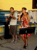Aluna Fernanda Leturia e violonista Gilberto Fabris apresentam clássicos da MPB durante visita à Vila Vicentina