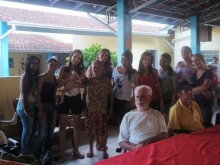 Alunas do campus Caraguatatuba posam ao lado dos moradores da Vila Vicentina
