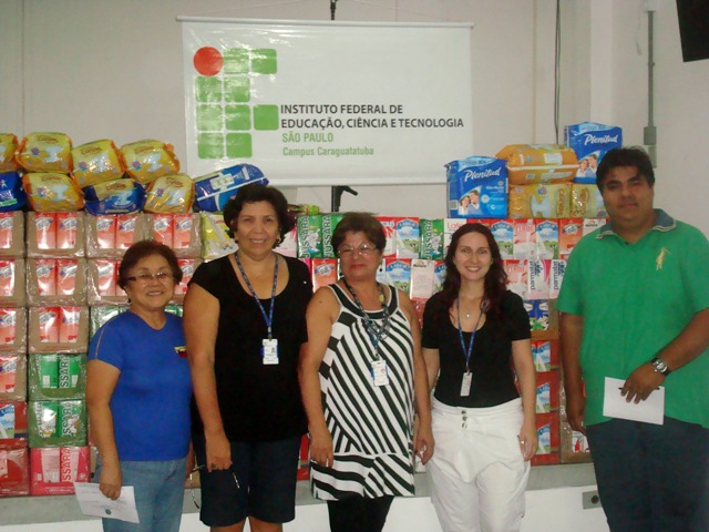 Entrega oficial à presidente da Vila Vicentina de Caraguatatuba, Yumi Nozaki Pereira (à esq.), ocorrida na quinta-feira, dia 19, totalizando 1050 produtos