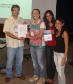 Professora Vassiliki Boutomytis e alunas Camila Parise e Maria Dalvanir Ferreira Vital posam com Termo de Cooperação juntamente com o coordenador do projeto, Professor Wilson Cabral