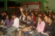 Alunos participam do Cineclube Científico em escola de Ubatuba