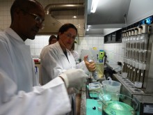 Alunos analisam tipos de água em laboratório da Sabesp