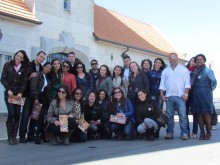 Alunos posam na frente do Palácio da Boa Vista, que além de ser residência de inverno dos governadores paulistas, também é um museu aberto ao público