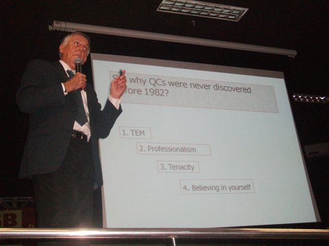 O vencedor do prêmio Nobel de Química 2011, Professor Daniel Schetman, durante sua conferência 
