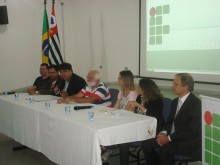 Servidores do campus Caraguatatuba e o diretor geral da Fatec de São Sebastião, Prof. Dr. Marcelo Menezes, compõe mesa da Solenidade de Abertura da SNCT