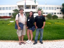 O professor Ricardo Plaza e os alunos Franciele e Gabriel posam em frente ao campus da Unesp
