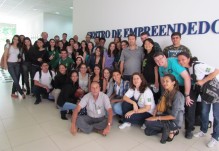 Alunos posam durante visita técnica 
