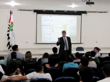 Reitor do IFSP, Prof. Arnaldo Augusto Ciquielo Borges, conversa com alunos durante visita ao campus