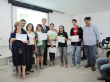 Bolsistas do PIBID recebem certificados de participação, acompanhados pela Prof. Marta Senghi Soares, pelo reitor, Prof. Arnaldo Ciquielo Borges e pelo diretor geral, Prof. Adriano Barbosa