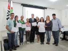 Alunos de Iniciação Científica da área de Edificações recebem certificado de participação, acompanhados pela Prof. Vassiliki Boulomytis, pelo Reitor e pelo Diretor Geral do campus