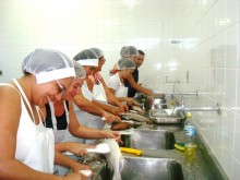 Alunos do curso de Aquicultura durante aula prática de Beneficiamento do Pescado
