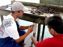 Alunos de Aquicultura durante aula prática em 2011