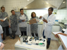 Alunos do Curso Técnico em Aquicultura durante aula prática em laboratório da Sabesp