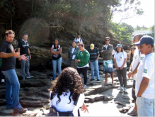 Alunos em aula prática no costão rochoso da praia