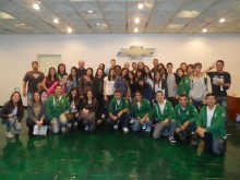 Alunos posam para foto na GM