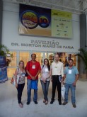 Alunos e professora do campus Caraguá posam em frente à pavilhão onde foi realizada a FENACAM 2013