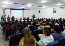Os 85 alunos matriculados pelos cursos do PRONATEC assistem à aula inaugural no auditório do campus Caraguatatuba
