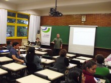 O aluno Gabriel Maia apresenta seu trabalho na XI ENEM, com seu orientador, Prof. Ricardo Plaza