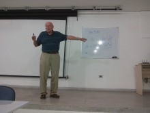 O Prof. Dr. Iuda Goldman durante o Colóquio "Do méson de Lattes ao bóson de Higgs"
